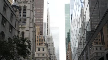 New York City Manhattan Midtown binası mimarisi, ABD 'de şehir sokağı. Amerika 'da 5. Cadde' deki Amerikan yerleşim ve iş yeri gayrimenkulleri. Aziz Thomas Kilisesi.