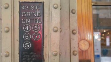 New York metro tabelası, Grand Central Terminali metro istasyonu. GCT metropolitan girişi, yolcu taşımacılığı çıkışı. Demiryolu, Birleşik Devletler demiryolu. Manhattan şehir merkezi, 42. Cadde.