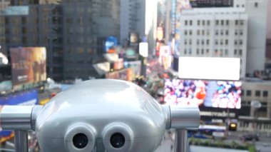 New York City Times Meydanı, Manhattan Midtown Broadway Caddesi, ABD. Amerikan NYC şehir hayatı. Yol trafiği, yukarıdan gelen insanlar. Reklam panosu ekranları. Kule görüntüleme dürbünü, turist bakış açısı.