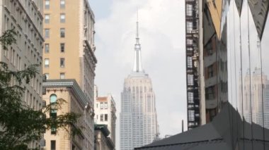 New York City Manhattan Midtown sokak mimarisi. Empire State binası, ABD 'de ikonik gökdelen. Amerikan şehir manzarası, ünlü NYC kulesi, Birleşik Devletler. Beşinci 5. Cadde. Greenwich Köyü.