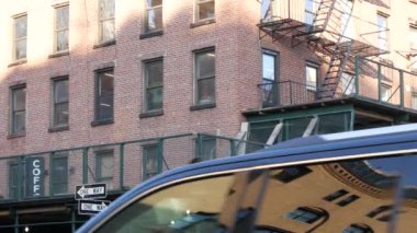 New York City klasik bina mimarisi, Manhattan, ABD. Şehir dışındaki konutlar. Birleşik Devletler 'de gayrimenkul. Tipik kırmızı tuğla cephesi. Yangın merdiveni. Tek yönlü ok işareti.