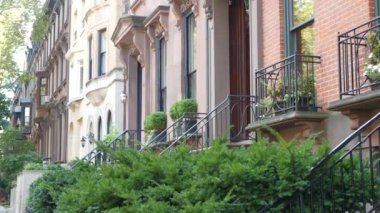 New York City konak binası, Brooklyn Heights yerleşim bölgesi, ABD. Brownstone şehir mimarisi, bağlı ev. Amerika Birleşik Devletleri emlak, Amerikan mülkü, New York 'ta apartmanlar ve evler.