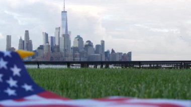 New York City rıhtım silueti, Manhattan Şehir Merkezi Dünya Ticaret Merkezi gökdeleni. New Jersey, ABD 'den şehir manzarası. Amerikan bayrağı 11 Eylül, ABD. Bağımsızlık ve Hatıra sembolü. Rüzgâr