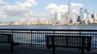 New York City rıhtımı, Manhattan şehir merkezi finans bölgesi, Dünya Ticaret Merkezi binası, nehir manzaralı gökdelenler. Paulus Hook, New Jersey 'den. Birleşik Devletler mimarisi. Hudson Nehri.