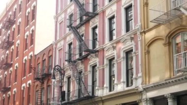 Broadway caddesi yakınlarındaki New York City Manhattan Soho moda bölgesi. Amerikan şehir binası cephesi, eski klasik Amerikan mimarisi. New York, Amerika 'dan alışveriş. İş ve konut mülkleri.
