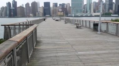 New York şehri kıyısı silueti, Manhattan şehir merkezi binaları, nehir kıyısındaki gökdelenler, doğu nehri suyu. Liman kenti manzarası, Gantry Plaza iskelesi, Long Island, Queens. Birleşik Devletler mimarisi.