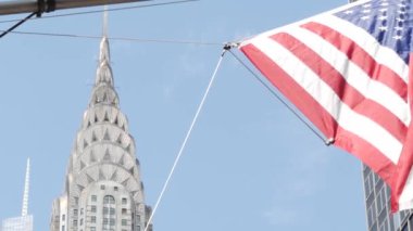 New York, Amerikan bayrağı dalgalanması. Chrysler binası. Manhattan şehir merkezi 42. Cadde, şehir mimarisi. Özgürlük, demokrasi, özgürlük ve vatanseverliğin sembolü. Star Spangled Banner, Eski Zafer. Yıldızlar, Çizgiler