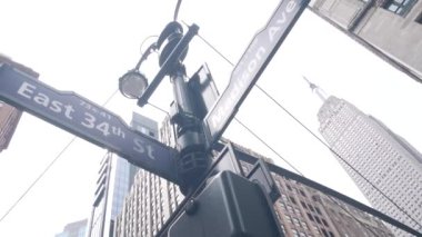 New York Şehri kavşağı, yol kavşağı tabelası. Empire State Binası, Midtown Bölgesi, Madison Bulvarı, 34, NYC, ABD. Yükselen gökdelen mimarisi, köşe metin yol işareti.