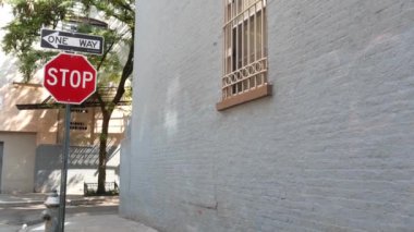 New York tek yönlü kavşak, Minetta caddesi tek yönlü ok. Manhattan Greenwich Village konut mimarisi, New York Birleşik Devletleri. Mavi tuğla duvar, pencere, kırmızı yol işareti