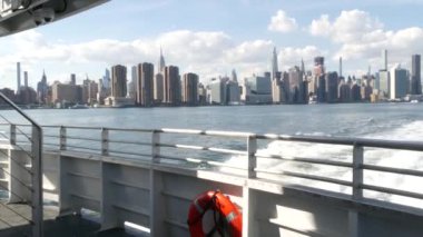 Feribottan New York City silueti. Manhattan şehir merkezinde, feribottan yükselen gökdelenler. Doğu nehri kıyısı manzarası, ABD mimarisi. Empire State, Chrysler Binası. Kamu güvenliği can simidi.