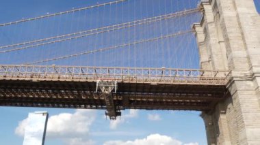 New York City Manhattan şehir merkezi silueti, finans bölgesi deniz manzarası. Doğu nehri, Brooklyn Köprüsü yakınlarındaki Dumbo iskelesinde. Dünya Ticaret Merkezi gökdeleni. İkonik nehir manzarası, korkuluk işareti.