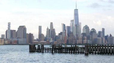 New York City rıhtımı, Manhattan şehir merkezi finans bölgesi, Dünya Ticaret Merkezi binası, nehir manzaralı gökdelenler. Hoboken New Jersey 'den. Birleşik Devletler mimarisi. Hudson Nehri eski iskelesi