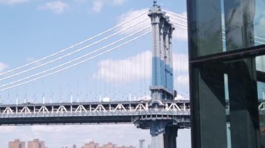 New York City Manhattan Köprüsü 'nden Brooklyn Dumbo' ya. Liman piyasasının çatısından, Amerika Birleşik Devletleri 'nin seyahat güzergahından. Amerikan mimarisi, kablo destekli köprü. Turistik bir yer. Yükseltilmiş yolda arabalar.