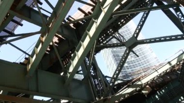 New York metrosu, metropol köprüsü, caddenin üstündeki metro yolu. Demiryolu taşımacılığı. Eski demiryolu hattı. Queens Plaza toplu taşıma. Queensboro, Long Island City, ABD