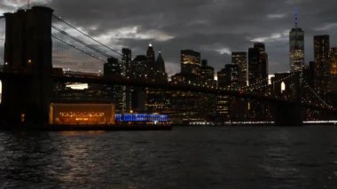 Brooklyn Köprüsü, New York City Manhattan şehir merkezi silueti, Birleşik Devletler. Waterfront Pebble Beach, Dumbo, ABD 'de atlı karınca. Dramatik alacakaranlık. Akşam veya gece gökyüzü. Dünya Ticaret Merkezi.