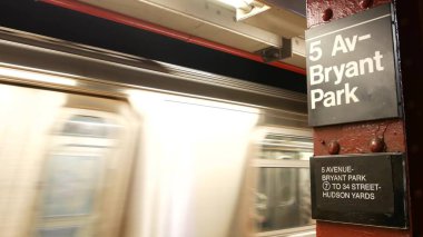 New York, Birleşik Devletler - 3 Eylül 2023 metro istasyonu, metro istasyonu, metro platformu işareti. Metro treni, demiryolu yolcu taşımacılığı. Mesaj tabelası 5. Cadde, Bryant Park. Beşinci Cadde, Manhattan.