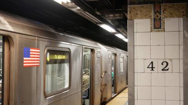 New York, ABD - 29 Ağustos 2023: metro istasyonu içi, yeraltı metro platformu tabelası. Metro treni, yolcu taşımacılığı. Metin 42 caddesi. Grand Central Terminali, Manhattan