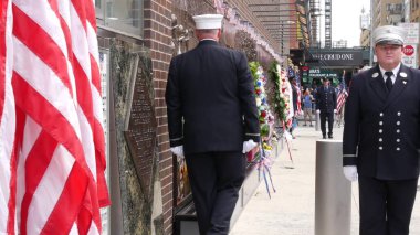 New York City, ABD - 11 Eylül 2023: İtfaiyeciler Vatanseverlik Günü 'nü kutladı. 911 'i onurlandıran muhafız, anma duvarı, FDNY anma yıldönümü. İtfaiye İstasyonu, Manhattan 10 İtfaiye Merkezi.