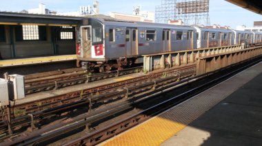 New York, ABD - 2 Eylül 2023 Metro İstasyonu. Metro treni toplu taşıma platformunda. Queens 'te 7 sıra yükseltilmiş demiryolu. New York yolcusu tren yolu trafiği, Long Island City.