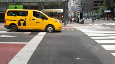 New York, Amerika Birleşik Devletleri - 4 Eylül 2023 Manhattan Midtown Doğu 42 Sokak, 3 bulvar kavşağı. ABD 'de şehir trafiği. Millet, zebra üzerinde yayalar. Sarı bir taksi. Wells Fargo