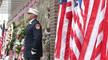 New York City, ABD - 11 Eylül 2023: İtfaiyeciler Vatanseverlik Günü 'nü kutladı. 911 'i onurlandıran muhafız, anma duvarı, FDNY anma yıldönümü. İtfaiye İstasyonu, Manhattan 10 İtfaiye Merkezi.