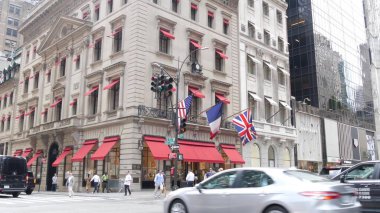 New York, Birleşik Devletler - 13 Eylül 2023 Manhattan Midtown Caddesi, Beşinci Cadde. Amerikan şehir trafiği. ABD 'de sarı taksi. - İnsanlar. Alışveriş için butik moda mağazaları. Cartier.