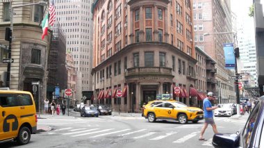 New York City, ABD - 9 Eylül 2023: Manhattan Şehir Merkezi Finans Bölgesi William Caddesi köşesi. ABD şehir hayatı. Sarı taksi. İnsanlar yayalar, zebra. Delmonicos restoranı, kırmızı tuğla bina.