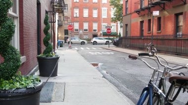 New York City, ABD - 10 Eylül 2023: mimari. Şehir dışındaki konutlar. Emlak mülkü, ABD. Kırmızı tuğla cephe. Greenwich Village Gay Caddesi. Yangın merdiveni çıkışı.