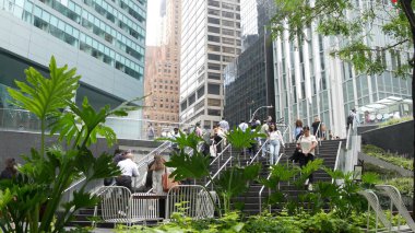 New York, ABD - 11 Eylül 2023 Manhattan Midtown ofis binaları, Lexington Bulvarı, ABD. Metro istasyonundan çıkan yayalar, 53. Cadde 'deki merdivenler, Amerikan şehir yaşamı..