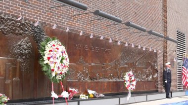 New York City, ABD - 11 Eylül 2023: İtfaiyeciler Vatanseverlik Günü 'nü kutladı. 911 'i onurlandıran muhafız, anma duvarı, FDNY anma yıldönümü. İtfaiye İstasyonu, Manhattan 10 İtfaiye Merkezi.