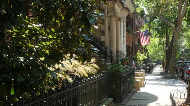 New York City, ABD - 7 Eylül 2023: Brooklyn Heights, ABD. Brownstone şehir mimarisi, bağlı ev. Gayrimenkul, Amerikan mülkü, apartman ve evleri.