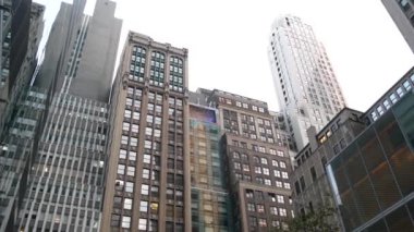 New York City Manhattan Midtown binası mimarisi, ABD 'de şehir sokağı. Broadway ve Bryant Park yakınlarındaki 42. Cadde 'de evleri olan evler, ABD' deki emlak mülkleri. Gerçeklik