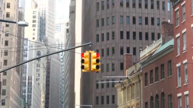 New York Şehri Su Sokağı kavşağı, sarı trafik ışığı, ulaşım yolu kavşağı, Birleşik Devletler. New York Aşağı Manhattan, şehir merkezindeki finans sektörü. Yükselen gökdelenler. Brod ve İnci.