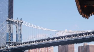 New York City Manhattan Köprüsü 'nden Brooklyn Dumbo' ya. Retro vintage atlıkarınca, ABD seyahat rotası. Birleşik Devletler turizm simgesi. Kablo destekli köprü ve eski atlıkarınca