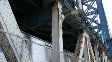 New York City Manhattan Köprüsü 'nden Brooklyn Dumbo' ya. Yaya yolundan gelen Amerikan metro treni. Birleşik Devletler demiryolu taşımacılığı. ABD 'de demiryolu trafiği ve mimarisi.