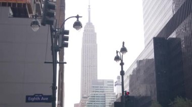 New York Şehri kavşağı, yol kavşağı tabelası. Empire State Binası, Midtown Bölgesi, Batı 34, New York, ABD. Highrise Gökdelen Mimarisi, 8. cadde Metin Yol İşareti.