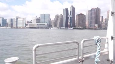 Feribottan New York City silueti. Manhattan şehir merkezinde, feribottan yükselen gökdelenler. Doğu nehri kıyısı manzarası, nehir kıyısındaki binalar ABD 'de su kenarında. Empire State Binası.