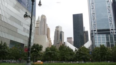New York City Aşağı Manhattan Finansal Bölge sokak mimarisi, Birleşik Devletler. Bir Dünya Ticaret Merkezi gökdelen binası, ABD. Amerikan şehir parkı. Özgürlük Kulesi 'nin yanındaki 911 Anıt Havuzları.