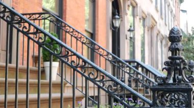 New York City konak binası, Brooklyn Heights yerleşim bölgesi, ABD. Brownstone şehir mimarisi, bağlı ev. Amerika Birleşik Devletleri emlak, Amerikan mülkü, New York 'ta apartmanlar ve evler.