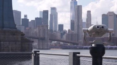 New York City Manhattan Köprüsü gözcüsü, kule görüntüleme dürbünü, Brooklyn, Dumbo, ABD. Şehir merkezindeki rıhtım manzarası, gökdelen silüeti. Riverfront turizm güvertesi, East River. Dünya Ticaret Merkezi.