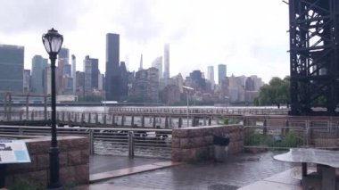 New York City rıhtımı silueti, Manhattan şehir merkezi, nehir kıyısındaki gökdelenler, doğu nehri suyu. Long Island, Queens 'teki Gantry Plaza rıhtımından rıhtım manzarası. Birleşik Devletler mimarisi.