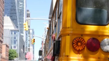 New York Manhattan caddesinde sarı okul otobüsü, şehir yolunda okul otobüsü kamyonu. Çocuk eğitim ve ulaşım sembolü, ABD. Amerikan okul servisi geri görüş, 10 Avenue Chelsea, NYC, ABD