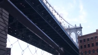 Dumbo, Brooklyn 'deki New York City Manhattan Köprüsü. Water Caddesi Kemer Yolu 'nun yanındaki Plymouth Caddesi' ndeki kırmızı tuğladan bina. Klasik NYC endüstriyel mimarisi altında. Amerika Birleşik Devletleri 'nin altında turistik bölge.