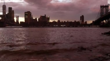 Brooklyn Köprüsü, Manhattan Köprüsü. New York City şehir merkezi, finans bölgesi şehir merkezi, Birleşik Devletler. Dünya Ticaret Merkezi gökdeleni. Waterfront Dumbo Pebble Sahili, ABD. Dramatik alacakaranlık gökyüzü