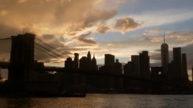 Brooklyn Köprüsü, yağmurlu sisli bir gün. New York City Manhattan şehir merkezi gökyüzü mimarisi, finans bölgesi şehir manzarası, Birleşik Devletler. Dünya Ticaret Merkezi gökdeleni. Dumbo, ABD 'deki Sonbahar Çakıl Sahili.