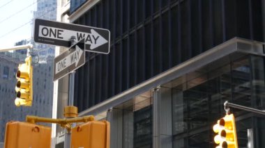 New York caddesi kavşağı, sarı trafik ışığı, tek yönlü ulaşım yolu kavşağı, Birleşik Devletler. Mimarlık. Tek yönlü ok işareti. Manhattan şehir merkezi finans sektörü.