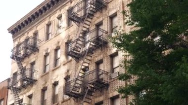 New York City klasik bina mimarisi. Şehir dışındaki konutlar. ABD 'de gayrimenkul. Amerika 'da tipik bir tuğla cephesi. Yangın çıkışı, acil merdiven çıkışı..