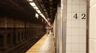 New York, ABD - 29 Ağustos 2023: metro istasyonu içi, yeraltı metro platformu tabelası. Metro demiryolu yolcusu toplu taşıma. Metin 42 caddesi. Grand Central Terminali, Manhattan