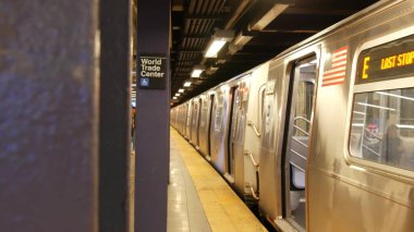New York, ABD - 10 Eylül 2023 metro istasyonu, yeraltı metro platformu tabelası. Metro demiryolu yolcusu toplu taşıma. Yazı tahtası, Dünya Ticaret Merkezi. Oculus, Manhattan şehir merkezi..