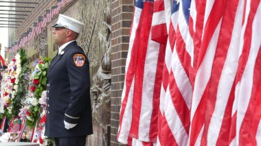 New York City, ABD - 11 Eylül 2023: İtfaiyeciler Vatanseverlik Günü 'nü kutladı. 911 'i onurlandıran muhafız, anma duvarı, FDNY anma yıldönümü. İtfaiye İstasyonu, Manhattan 10 İtfaiye Merkezi.